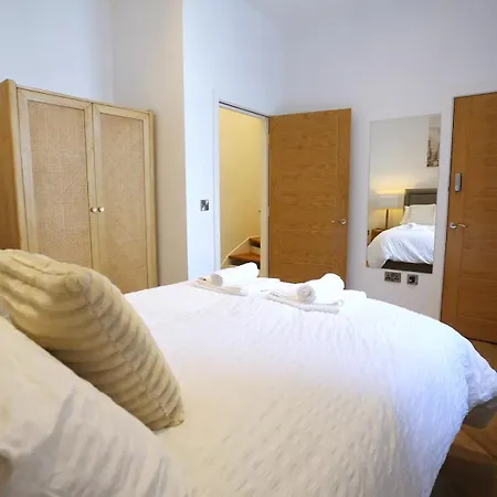 Flat 205 - Duplex Flat Perfect For Couples - Walk To Pass The Keys 曼彻斯特