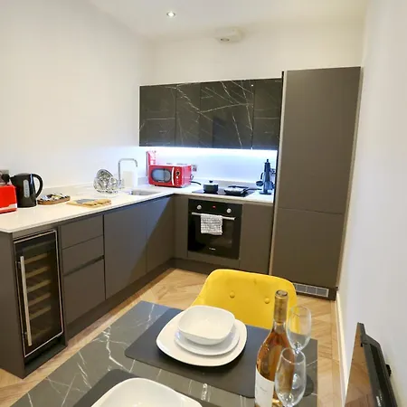 Flat 205 - Duplex Flat Perfect For Couples - Walk To Pass The Keys *