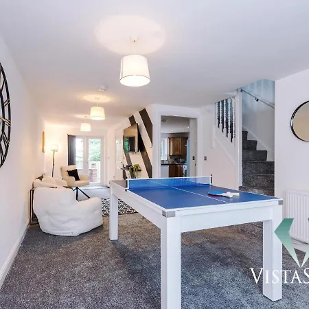 Large 5bdr House By Vista Short Lets & Serviced Salford With Pool Table, Ps4 & Private Parking Feriehus