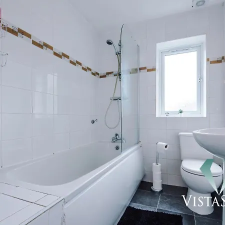 Large 5bdr House By Vista Short Lets & Serviced Salford With Pool Table, Ps4 & Private Parking Feriehus *