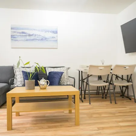 Silver Pines - 2br - King Bed - 6 Guests - Wi-fi - Free Parking Lejlighed