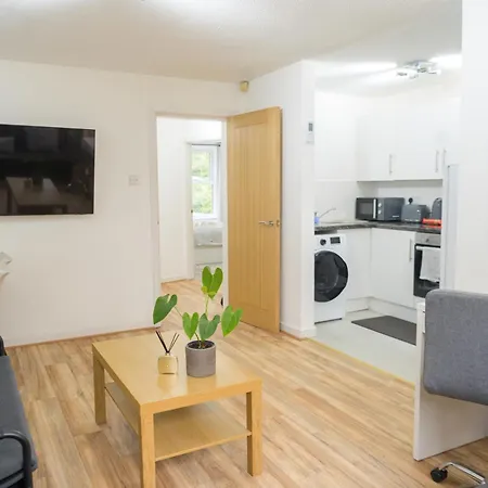 Silver Pines - 2br - King Bed - 6 Guests - Wi-fi - Free Parking * Manchester