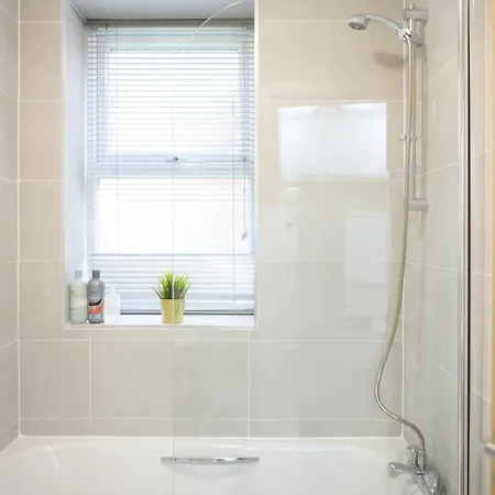 Silver Pines - 2br - King Bed - Sleeps 6 - Wi-fi - Free Parking Manchester