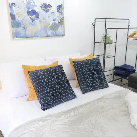 Silver Pines - 2br - King Bed - Sleeps 6 - Wi-fi - Free Parking * Manchester