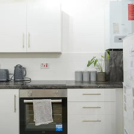 Silver Pines - 2br - King Bed - Sleeps 6 - Wi-fi - Free Parking *