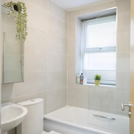 Silver Pines - 2br - King Bed - Sleeps 6 - Wi-fi - Free Parking Manchester