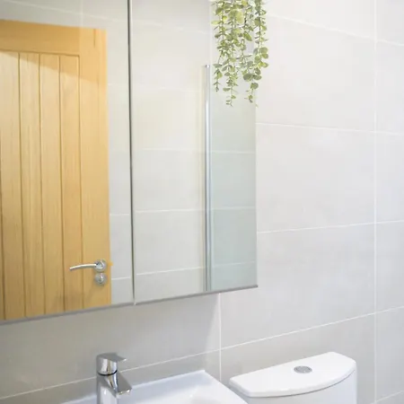 Apartman Silver Pines - 2br - King Bed - Sleeps 6 - Wi-fi - Free Parking *