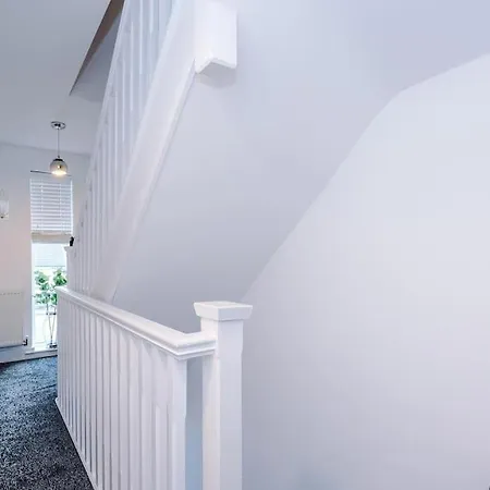 Sleeps 7, Games Room, Perfect For Groups, Driveway, Smart Tv, Available For Long Manchester