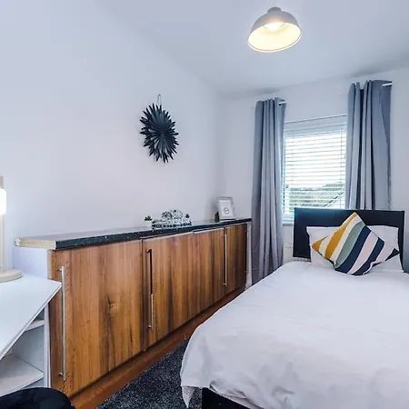 Sleeps 7, Games Room, Perfect For Groups, Driveway, Smart Tv, Available For Long Appartamento