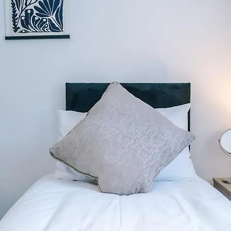 Sleeps 7, Games Room, Perfect For Groups, Driveway, Smart Tv, Available For Long Appartamento Manchester