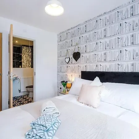 Sleeps 7, Games Room, Perfect For Groups, Driveway, Smart Tv, Available For Long Appartamento