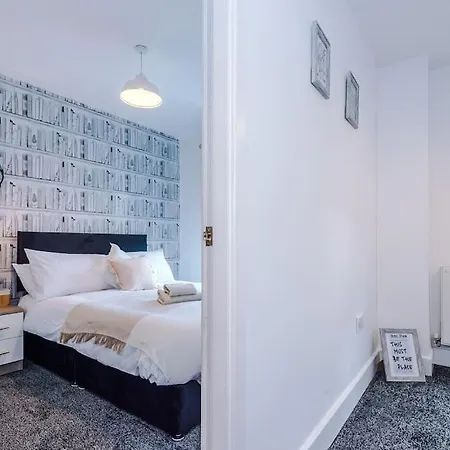 Sleeps 7, Games Room, Perfect For Groups, Driveway, Smart Tv, Available For Long Appartamento *