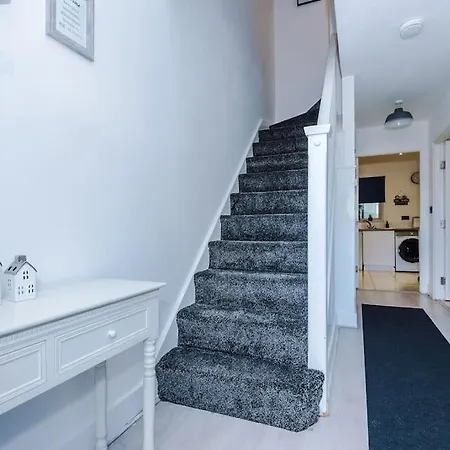 Sleeps 7, Games Room, Perfect For Groups, Driveway, Smart Tv, Available For Long Appartamento Manchester