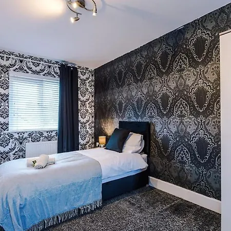 Sleeps 7, Games Room, Perfect For Groups, Driveway, Smart Tv, Available For Long Appartamento *