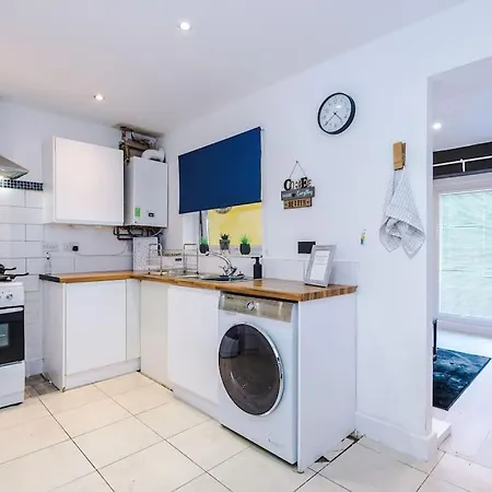 Sleeps 7, Games Room, Perfect For Groups, Driveway, Smart Tv, Available For Long Appartamento *