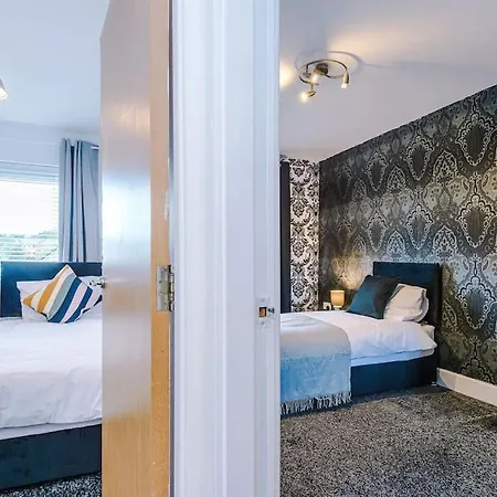 Sleeps 7, Games Room, Perfect For Groups, Driveway, Smart Tv, Available For Long Appartamento