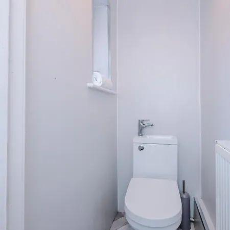 New! Spacious 3-bed In By 53 Degrees Property, Ideal For Business & Long Term, Free Parking! Feriehus