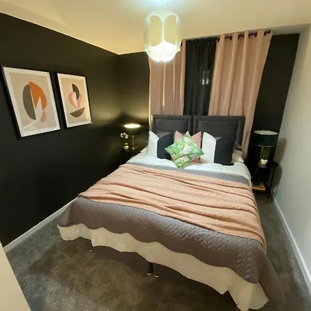 Couples Retreat / Workers Paradise + Free Parking