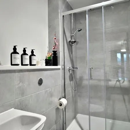 Διαμέρισμα Spacious 2br W Juliet Balcony & Gated Parking *