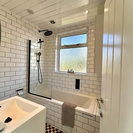 Stylish 3-bed In Prestwich With Free Parking بيت للعطل