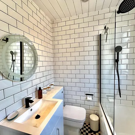 Stylish 3-bed In Prestwich With Free Parking * Манчестер