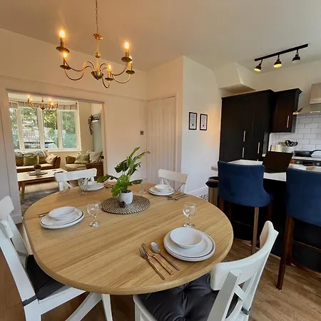 Stylish 3-bed In Prestwich With Free Parking بيت للعطل *