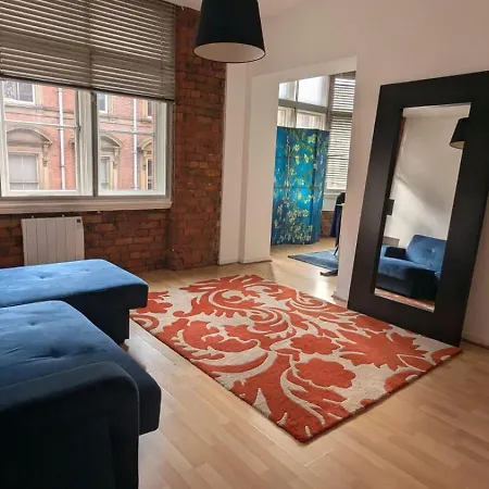 Spacious 2 Bed In Centre Appartement *