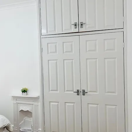 Panzió Spacious Double Bed In New Moston *