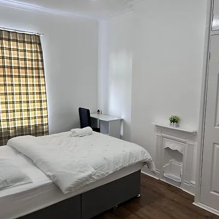 Spacious Double Bed In New Moston Panzió *