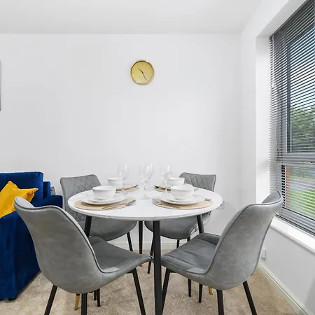 Superb Two Bedroom House Close To Etihad & Coop Live - Private & Free Parking Lägenhet