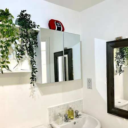 Cozy Private With Private Bathroom & Free Parking In Salford! アパート *