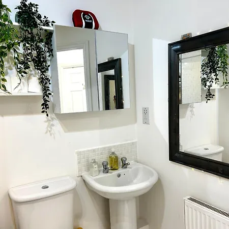 Cozy Private With Private Bathroom & Free Parking In Salford! アパート *