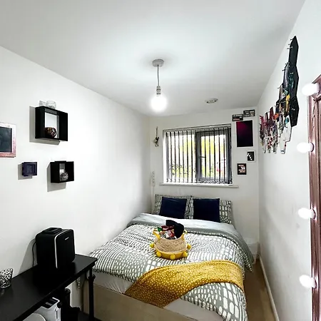 Cozy Private With Private Bathroom & Free Parking In Salford!