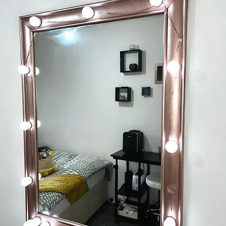 Cozy Private With Private Bathroom & Free Parking In Salford! *