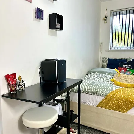 Cozy Private With Private Bathroom & Free Parking In Salford! アパート *