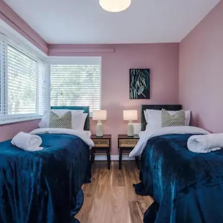 בית נופש Oasis Retreat - 4 Bedroom House מנצ'סטר