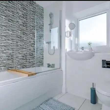 Oasis Retreat - 4 Bedroom House בית נופש מנצ'סטר