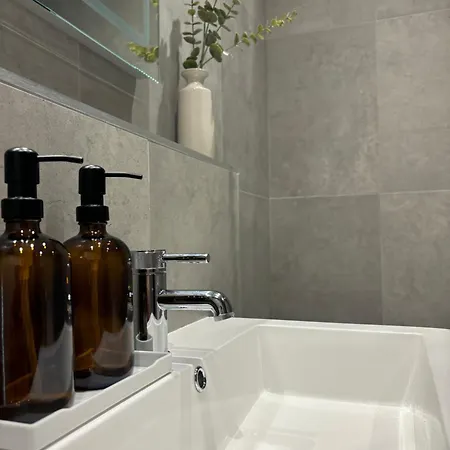 Apartment Apt, Free Parking, Business, Couples & Families *