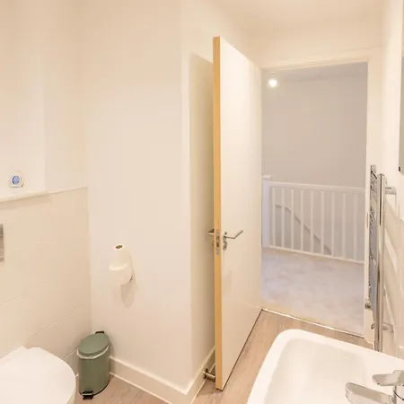 Stunning Modern 3 Bedroom Townhouse - Perfect Getaway Vakantiehuis Manchester