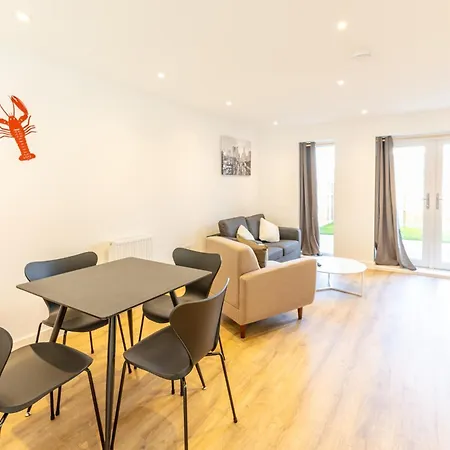 Stunning Modern 3 Bedroom Townhouse - Perfect Getaway Semesterbostad
