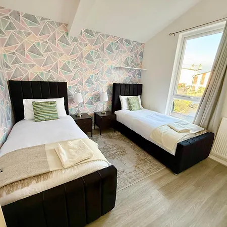 3 Bedroom House With Free Parking * Manchester