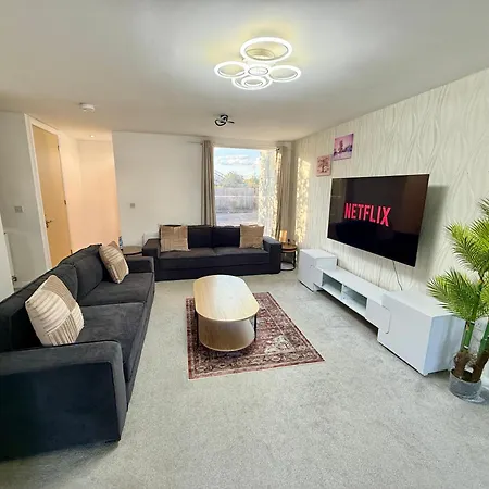 3 Bedroom House With Free Parking