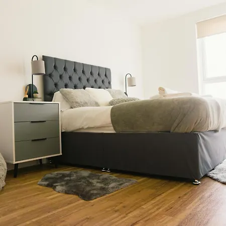 Apartman Manchester's Luxurious 2-bed Haven With Balcony - Canal Views & Proximity To United