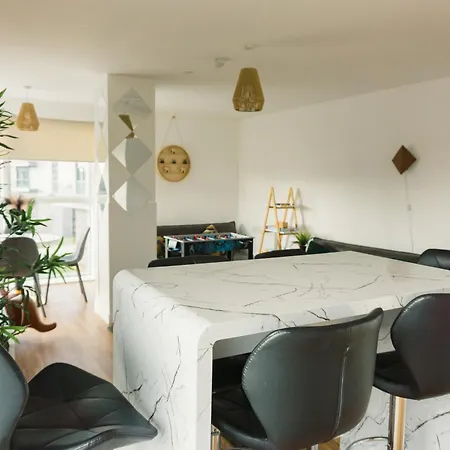 Manchester's Luxurious 2-bed Haven With Balcony - Canal Views & Proximity To United Apartman *