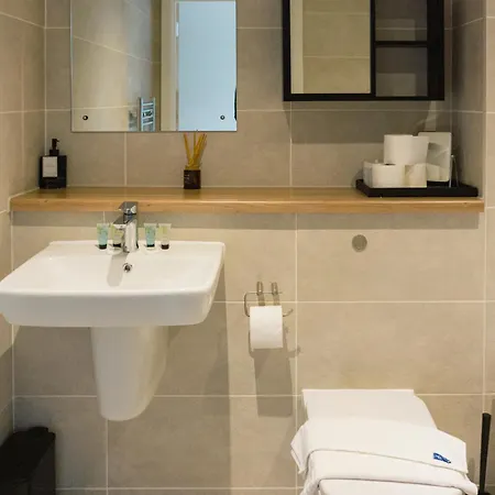 Manchester's Luxurious 2-bed Haven With Balcony - Canal Views & Proximity To United Apartman Manchester