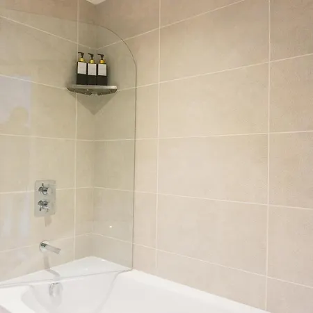 Apartman Manchester's Luxurious 2-bed Haven With Balcony - Canal Views & Proximity To United *
