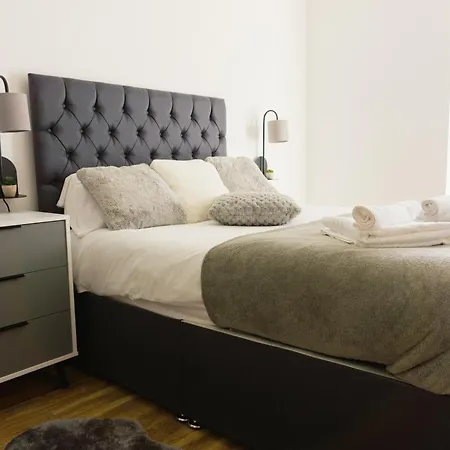 Apartman Manchester's Luxurious 2-bed Haven With Balcony - Canal Views & Proximity To United Manchester