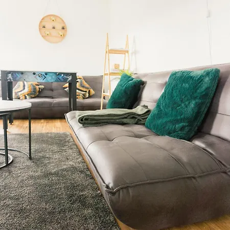 Manchester's Luxurious 2-bed Haven With Balcony - Canal Views & Proximity To United *