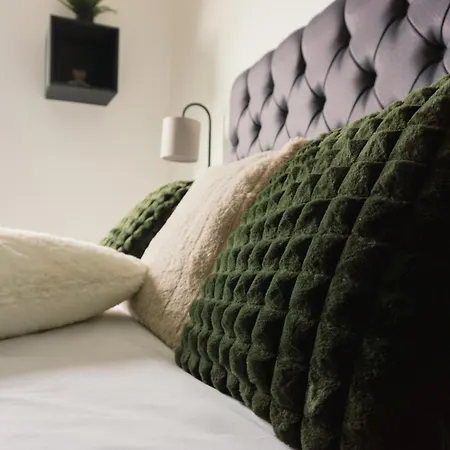 Manchester's Luxurious 2-bed Haven With Balcony - Canal Views & Proximity To United Apartman Manchester