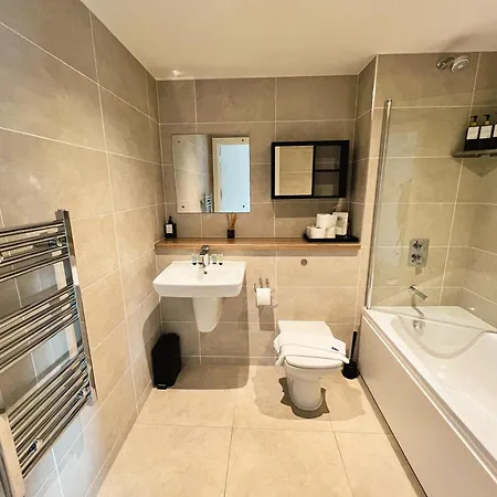 Apartman Manchester's Luxurious 2-bed Haven With Balcony - Canal Views & Proximity To United *